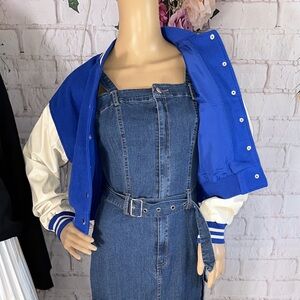 Denim midi dress with front opening and semi-strap pockets on the sides